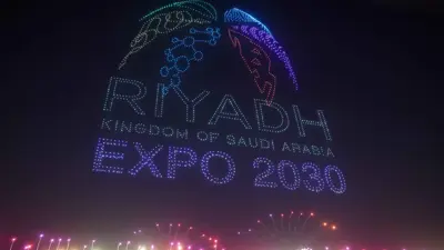 عرض ضوئي باستخدام طائرات «درون» احتفالاً بفوز العاصمة السعودية الرياض باستضافة إكسبو 2030، في منطقة مركز الملك عبد الله المالي، 28 نوفمبر 2023.