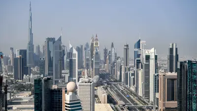 صورة جوية تُظهر أبراج دبي على جانبي شارع الشيخ زايد، الإمارات، 8 يوليو 2020.