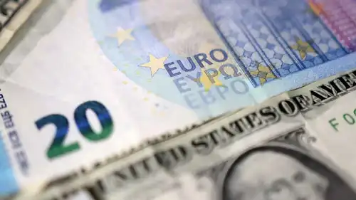 ورقتان نقديتان من عملتي اليورو والدولار في صورة توضيحية ملتقطة يوم 4 مايو 2025. 