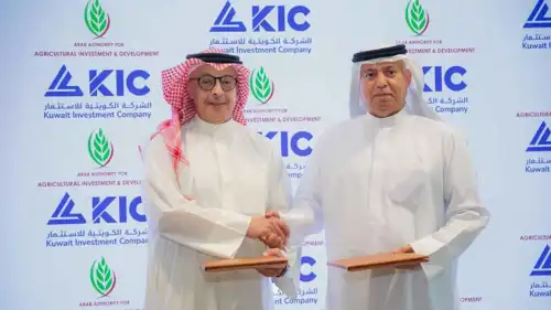 خلال توقيع عبيد سيف حمد الزعابي رئيس مجلس إدارة الهيئة العربية للاستثمار والإنماء الزراعي مذكرة تفاهم مع فواز سليمان الأحمد، الرئيس التنفيذي للشركة الكويتية للاستثمار
