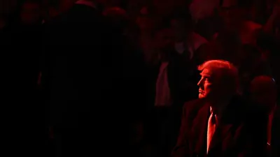 الرئيس الأميركي دونالد ترامب خلال منافسات مصارعة الرجال ضمن بطولة (NCAA) في ويلز فارغو، فيلادلفيا، بنسلفانيا، الولايات المتحدة، يوم 22 مارس 2025.