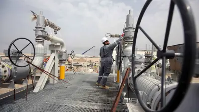 عامل في حقل مجنون النفطي العراقي بالقرب من البصرة - العراق يوم 31 مارس 2021.