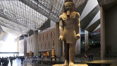  تمثال رمسيس الثاني ينتصب عند المدخل الرئيس للمتحف المصري الكبير في العاصمة القاهرة يوم 5 فبراير 2025