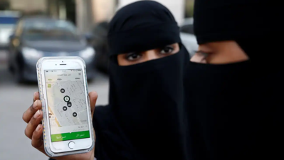امرأة سعودية تعرض تطبيق «كريم» على هاتفها المحمول في الرياض، المملكة العربية السعودية، 2 يناير 2017