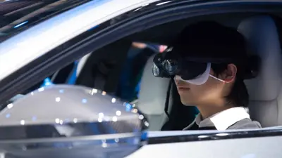 زائر يستخدم جهاز الواقع الافتراضي (VR) لتجربة القيادة في جناح أودي في معرض شنغهاي الدولي للسيارات، الصين، 28 أبريل 2025.