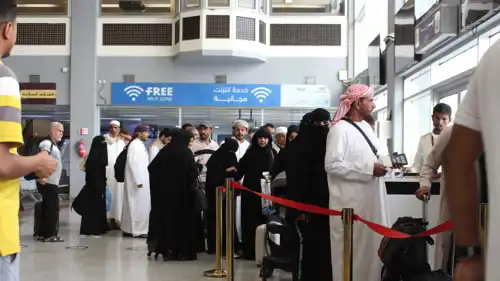 مسافرون في صالة الانتظار بمطار عدن يستعدون لركوب رحلة الطيران المتجهة إلى مطار دبي في الإمارات، يوم 15 يوليو 2024.