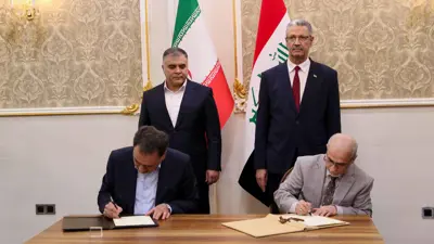 وزير النفط العراقي، حيان عبد الغني السواد، يوقع مع نظيره الإيراني، محسن باكنجاد، مذكرات تفاهم لتعزيز التعاون المشترك، يوم 14 أبريل 2025.