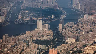 لقطة جوية لنهر النيل في العاصمة المصرية القاهرة محاطاً بالمباني والمنازل والفنادق، بتاريخ 17 أكتوبر 2024.