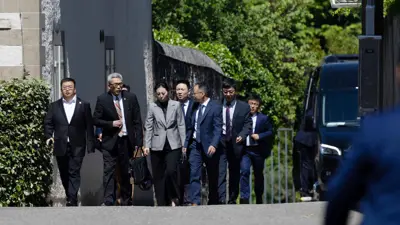 أعضاء الوفد الصيني يغادرون مقر إقامتهم حيث عقدت المحادثات التجارية بين الوفدين الصيني والأميركي في جنيف، سويسرا، 10 مايو 2025. 