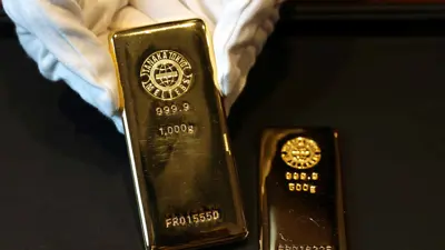 سبائك ذهبية معروضة في أحد متاجر العاصمة اليابانية طوكيو يوم 29 أغسطس 2023.