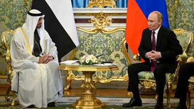  الشيخ محمد بن زايد آل نهيان رئيس دولة الإمارات أثناء لقائه بالرئيس الروسي فلاديمير بوتين في الكرملين، 7 أغسطس 2025.
