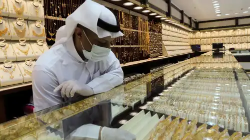 بائع يرتب القطع داخل متجر وسط سوق الذهب في العاصمة السعودية الرياض، يوم 5 مايو 2020.