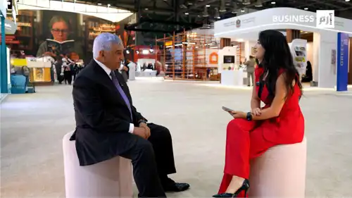 زاهي حواس عالم الآثار المصري متحدثاً لمراسلة «إرم بزنس» في الشارقة - الإمارات يوم 5 نوفمبر 2025