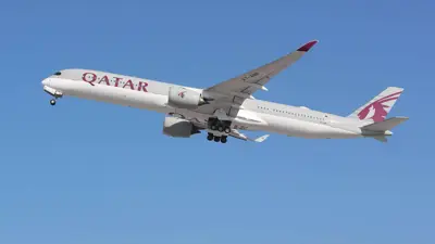 خلال إقلاع طائرة إيرباص A350 تابعة للخطوط الجوية القطرية من مطار حمد الدولي قرب العاصمة القطرية الدوحة يوم 11 يناير 2021