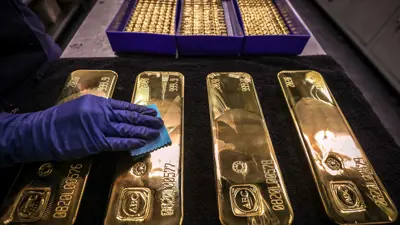 عامل يلمّع سبائك الذهب داخل مصفاة «إي بي سي» في مدينة سيدني الأسترالية يوم 5 أغسطس 2020
