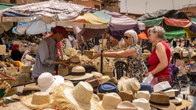 سياح أجانب في المدينة القديمة في مراكش - المغرب يوم 12 مايو 2022