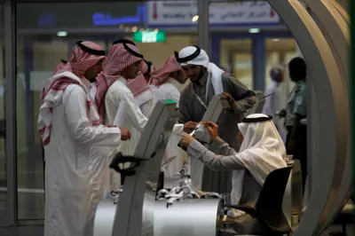 باحثون عن عمل يتحدثون مع مسؤول التوظيف في معرض التوظيف في الرياض- أرشيفية