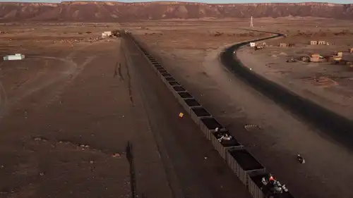ركاب على متن قطار خام الحديد، وهو قطار شحن بطول كيلومتر ينقل الحديد من المناجم في الزويرات إلى مدينة نواذيبو الساحلية - 19 مارس 2023