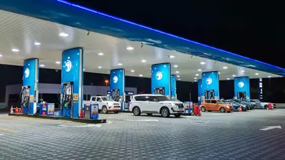 سيارات في محطة وقود شركة بترول أبوظبي الوطنية (أدنوك) في دبي، الإمارات، يوم 28 نوفمبر 2023