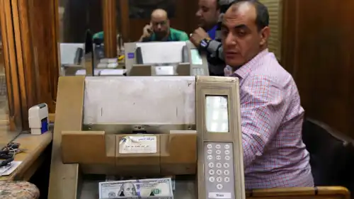 موظف يعد النقود في مكتب صرافة بوسط القاهرة، مصر، في يوم 3 نوفمبر 2016