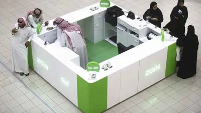 منفذ بيع تابع لشركة زين داخل مركز تسوق المملكة في العاصمة السعودية الرياض يوم 2 ديسمبر 2016.