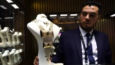 يعرض قلادة خلال المعرض الدولي للذهب والمجوهرات (نيبو) في العاصمة المصرية القاهرة يوم 20 فبراير 2022.