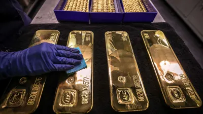 عامل يلمّع سبائك الذهب داخل مصفاة «إي بي سي» في مدينة سيدني الأسترالية يوم 5 أغسطس 2020
