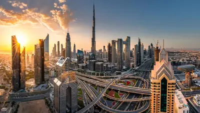  أبراج دبي الشاهقة في أثناء الغروب وشبكة الطرق المحيطة بها.
