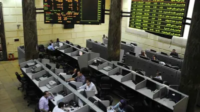متعاملون داخل سوق الأوراق المالية في العاصمة المصرية القاهرة يوم 20 أغسطس 2013.