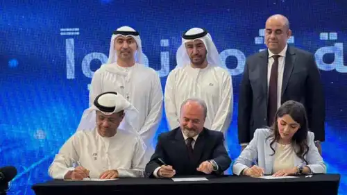 صورة تذكارية خلال توقيع الربط الإلكتروني بين مؤسسات سوق رأس المال الأردني وسوق أبوظبي للأوراق المالية، عبر منصة «تبادل»