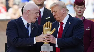 الرئيس الأميركي دونالد ترامب بجانب رئيس «فيفا» جياني إنفانتينو، مع جائزة «القفاز الذهبي» خلال نهائي كأس العالم للأندية، نيوجيرسي، يوم 13 يوليو 2025.