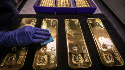 عامل يلمّع سبائك الذهب داخل مصفاة «إي بي سي» في مدينة سيدني الأسترالية يوم 5 أغسطس 2020.