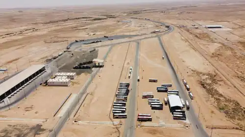 صورة جوية تُظهر معبر عرعر الحدودي بين العراق والسعودية يوم 17 يونيو 2025