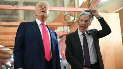 الرئيس الأميركي دونالد ترامب يتحدث مع رئيس مجلس الاحتياطي الفيدرالي جيروم باول خلال زيارته للمقر في واشنطن العاصمة يوم 24 يوليو 2025 