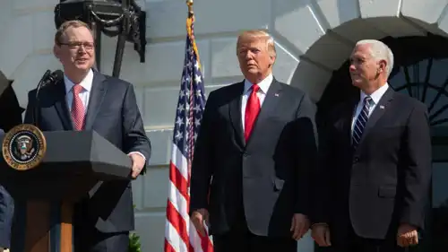 كيفن هاسيت، رئيس مجلس المستشارين الاقتصاديين يتحدث، و الرئيس الأميركي دونالد ترامب يتابعه، البيت الأبيض في 27 يوليو 2018، بواشنطن العاصمة