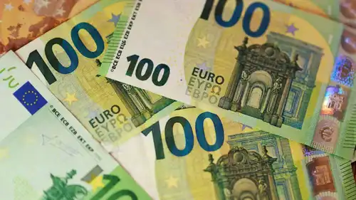أوراق نقدية من فئة 100 يورو.