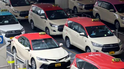 مجموعة من سيارات الأجرة التابعة لشركة «تاكسي دبي» أمام المبنى رقم 3 في مطار دبي الدولي، الإمارات، يوم 16 أغسطس 2022.