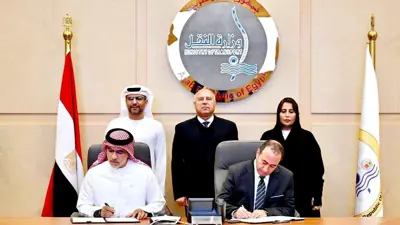 جانب من توقيع اتفاقية التعاون بين «الشركة القابضة للنقل البحري والبري» و«موانئ أبوظبي».