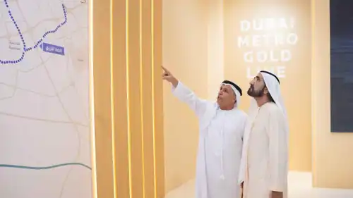 الشيخ محمد بن راشد آل مكتوم يستعرض مسار وخريطة الخط الجديد، دبي، يوم 22 أبريل 2026.