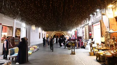 يسيرون وسط سوق في العاصمة البحرينية المنامة ـ  3 مارس 2024