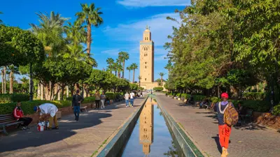 أشخاص يتنزهون أمام مسجد الكتبية بالقرب من ساحة جامع الفنا في مدينة مراكش المغربية يوم 8 مارس 2023.