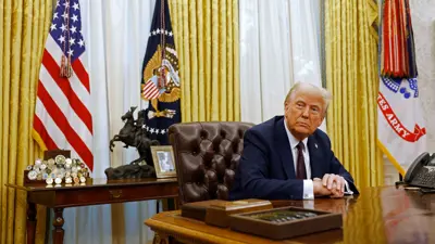 الرئيس الأميركي دونالد ترامب خلف مكتبه في البيت الأبيض - واشنطن يوم 23 يناير 2025