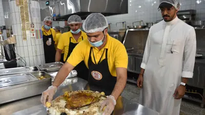 عامل مطبخ يجهز طلبية لزبون في أحد المطاعم بالعاصمة السعودية الرياض، في 25 يوليو 2019.