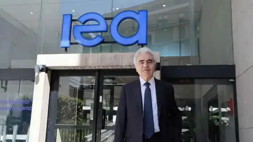 فاتح بيرول أمام مقر وكالة الطاقة الدولية في باريس، في 30 أبريل 2026