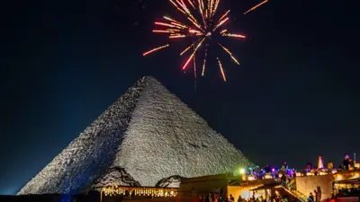 ألعاب نارية فوق الأهرامات خلال احتفالات رأس السنة الجديدة في القاهرة في 31 ديسمبر 2024
