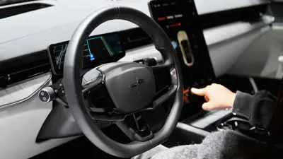 الجزء الداخلي من سيارة Polestar 3 خلال معرض نيويورك الدولي للسيارات وقد دمجت الشركة الكتان المعالج في ألواح الأبواب، واستخدمت "MicroTech" كبديل مستدام للجلد